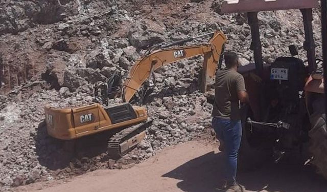 Şırnak'ta iş makinesi operatörünün üzerine kaya düştü