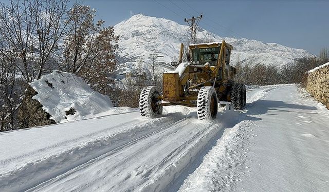 Siirt’te karda mahsur kalan 13 kişi kurtarıldı