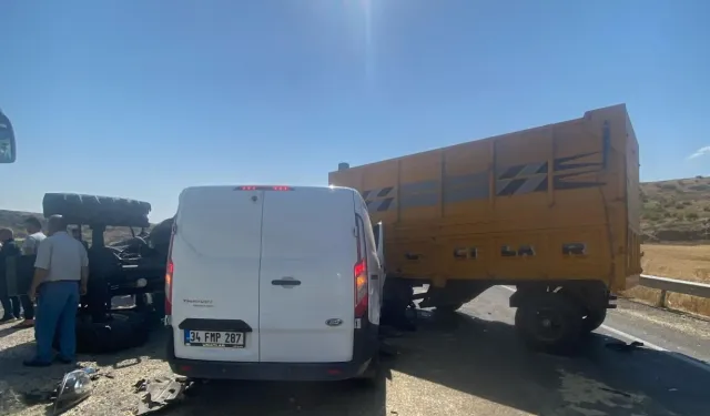 Batman'da panelvan ile traktörün çarpıştı