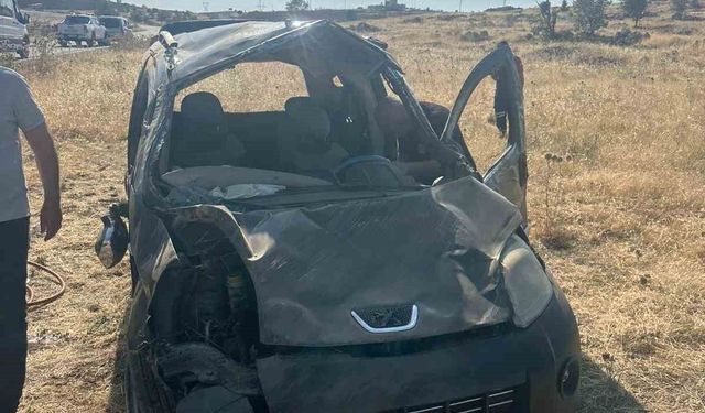 Dargeçit'te hafif ticari araç devrildi, 4 yaralı