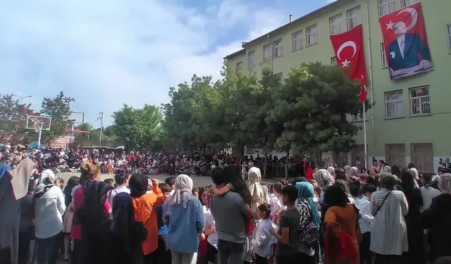 Diyarbakır’da, ilkokul ve lise öğrencileri aynı binada