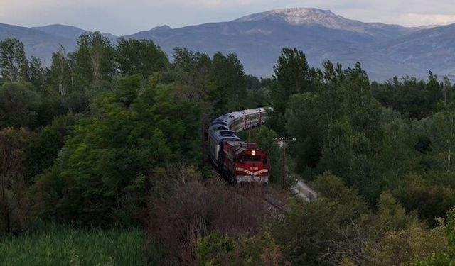 Sonbahar manzarasında Doğu Ekspresi yolculuğu