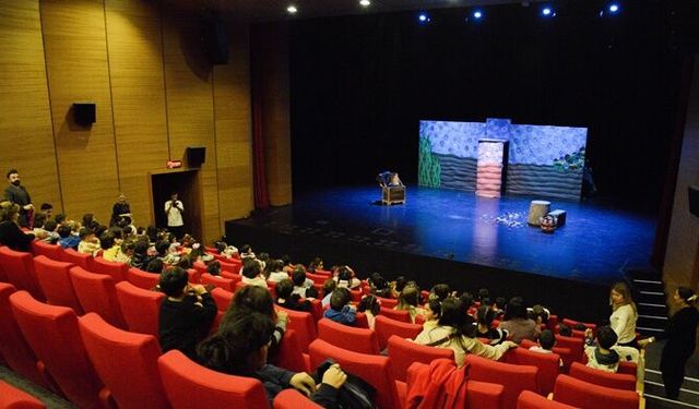 Zarokistan’daki çocuklar tiyatroda buluştu