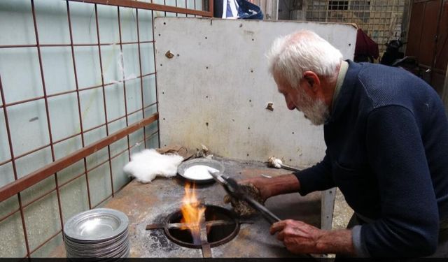 80 yaşındaki kalay ustası mesleğini 70 yıldır sürdürüyor