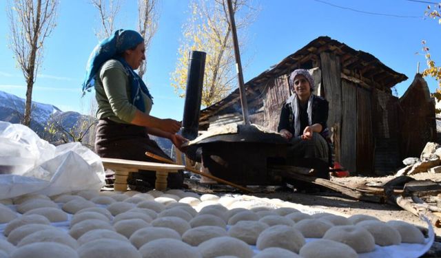 Kar öncesi ekmek pişirme mesaisi başladı