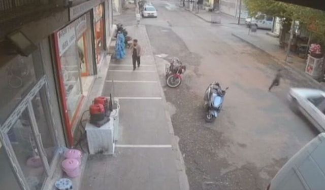 Otomobilin çarptığı çocuk, ayağa kalkarak kaçtı