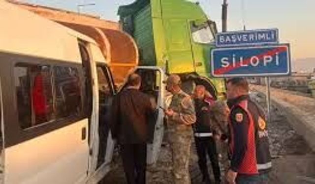 Şırnak'ta öğrenci servisi ile tanker çarpıştı