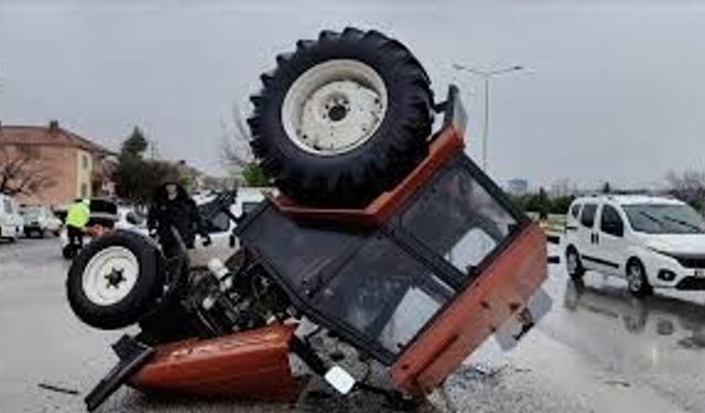 Siverek'te otomobille traktör çarpıştı, yaralılar var