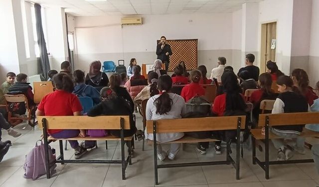 Şair Mahsum Algan öğrencilerle söyleşti