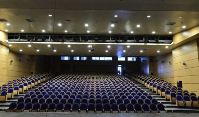 Diyarbakır’a 10 yıl sonda döndü, herkesi gülmeye davet etti
