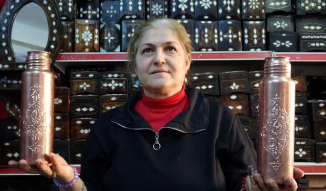 Bakır ustası erkeklere taş çıkartıyor