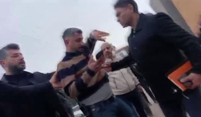 Haber yapan gazetecileri polisler darbetti