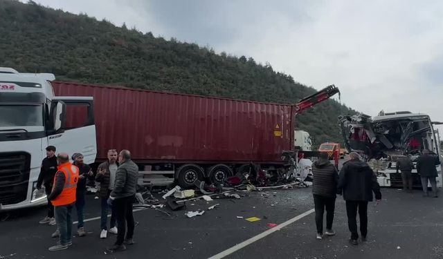 Yolcu otobüsü tıra çarptı: 7 ölü, 11 yaralı