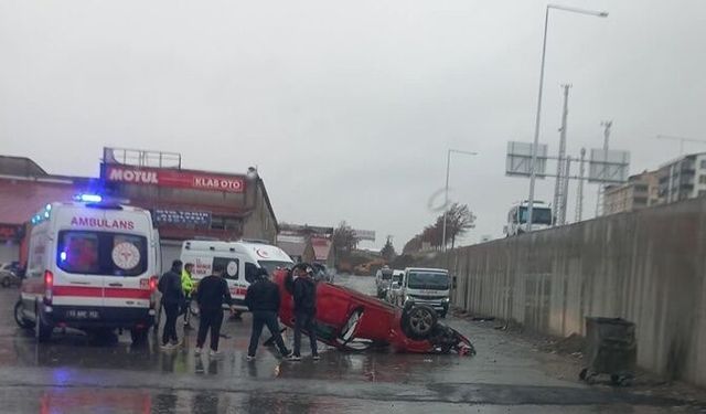 Köprülü kavşaktan uçan otomobilde 2 yaralı