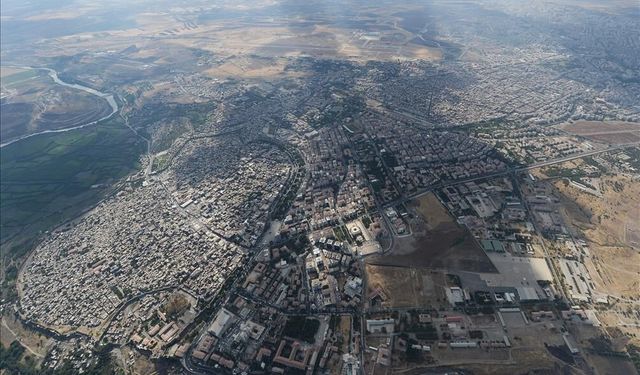 Diyarbakır’da yıkım kararı verilen binada çalışıyorlar