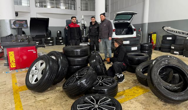Diyarbakır’da yoğun kar nedeniyle sürücüler sıraya girdi