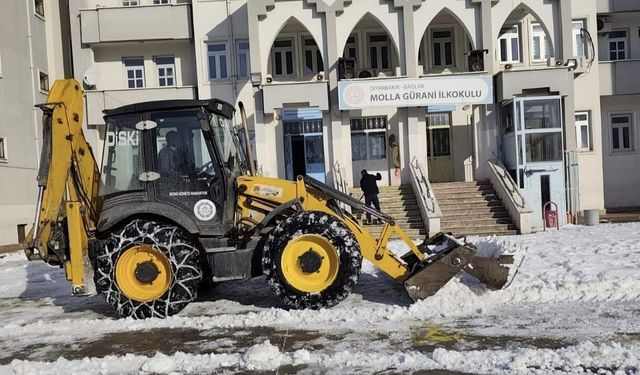 Diyarbakır'da okullardaki kar ve buz temizleniyor