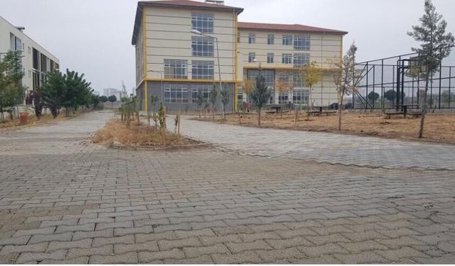 Diyarbakır'da çatlaklar okulu tatil ettirdi
