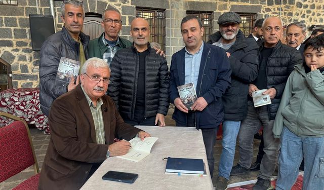 Siverek'te yazar Hasan Baydilli, imza günü düzenledi