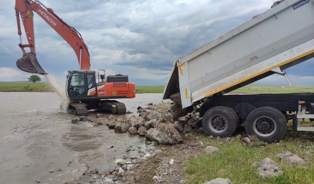 Köylüleri kavuşturmak için gölet üzerinde yol çalışması