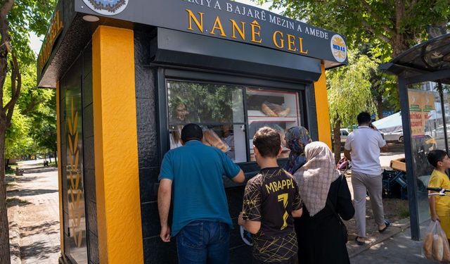 Diyarbakır’da ilk çıkan ekmekler ücretsiz dağıtıldı
