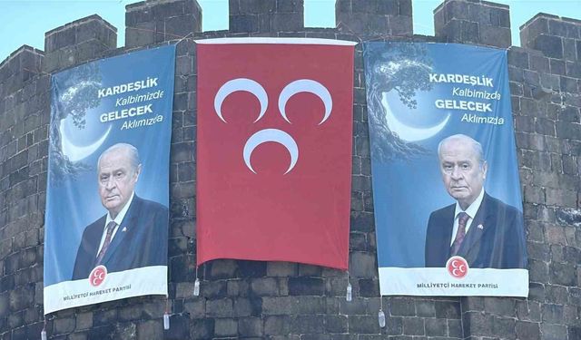 Diyarbakır Surları’na Devlet Bahçeli pankartı asıldı