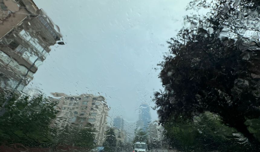 Ankara’da sağanak yağmur ve dolu trafiği felç etti