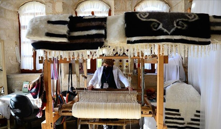 Mardin'nin geleneksel motifleri ipek eşarpta hayat buldu