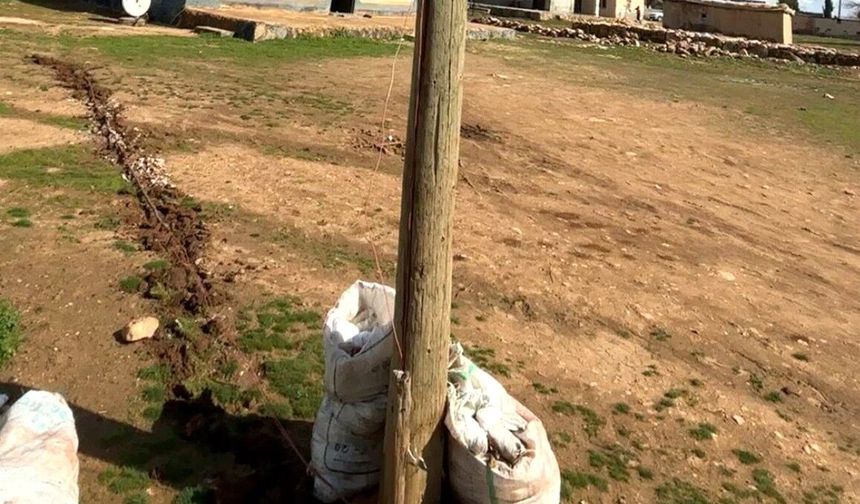 Direk oyularak kaçak elektrik hattı çekildi