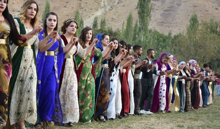 Muhtarlar kadınlara halay başını yasakladı