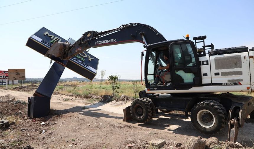 Diyarbakır'da kent estetiğini bozan reklam panoları kaldırıldı