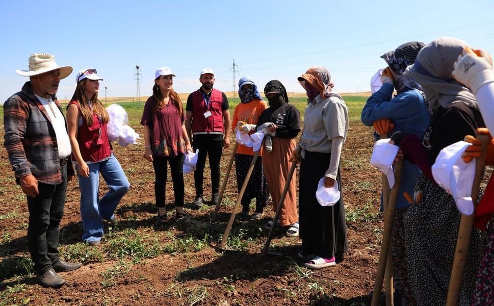 Diyarbakır'da çalışanlara tarlada ziyaret