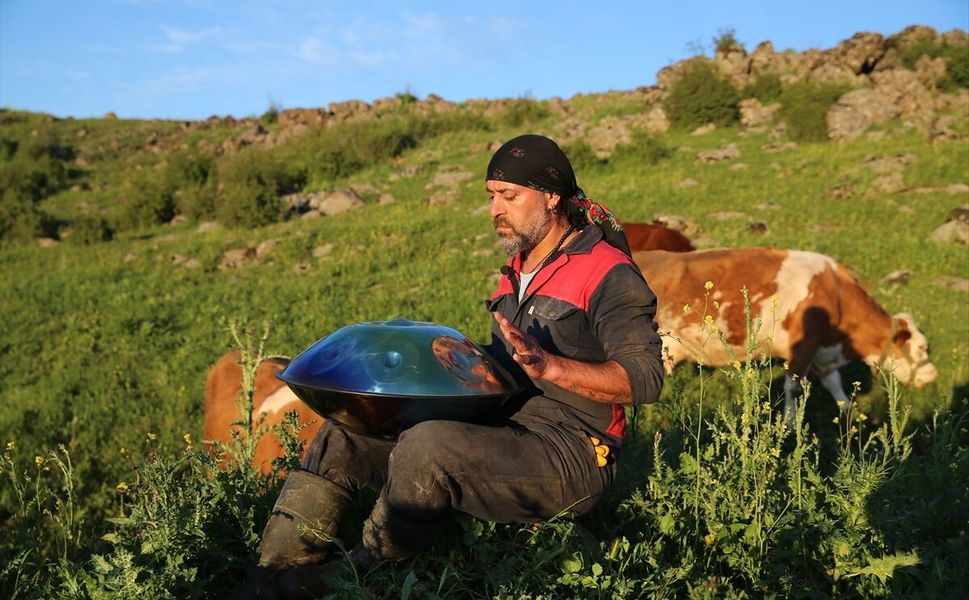 Diyarbakır'ın küpeli ve dövmeli baterist çobanı