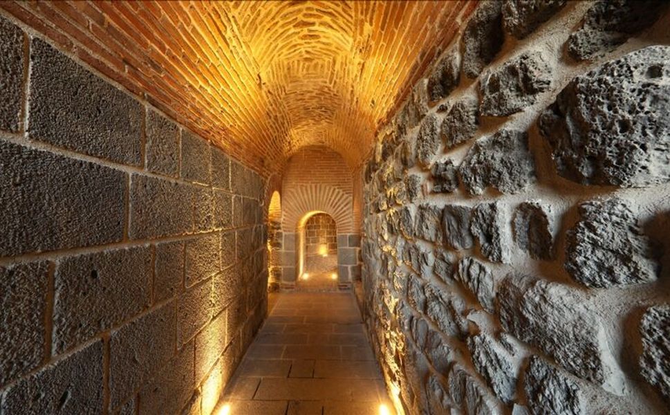 Diyarbakır'da yapıldı, Mevlana Türbesi'ni süslüyor